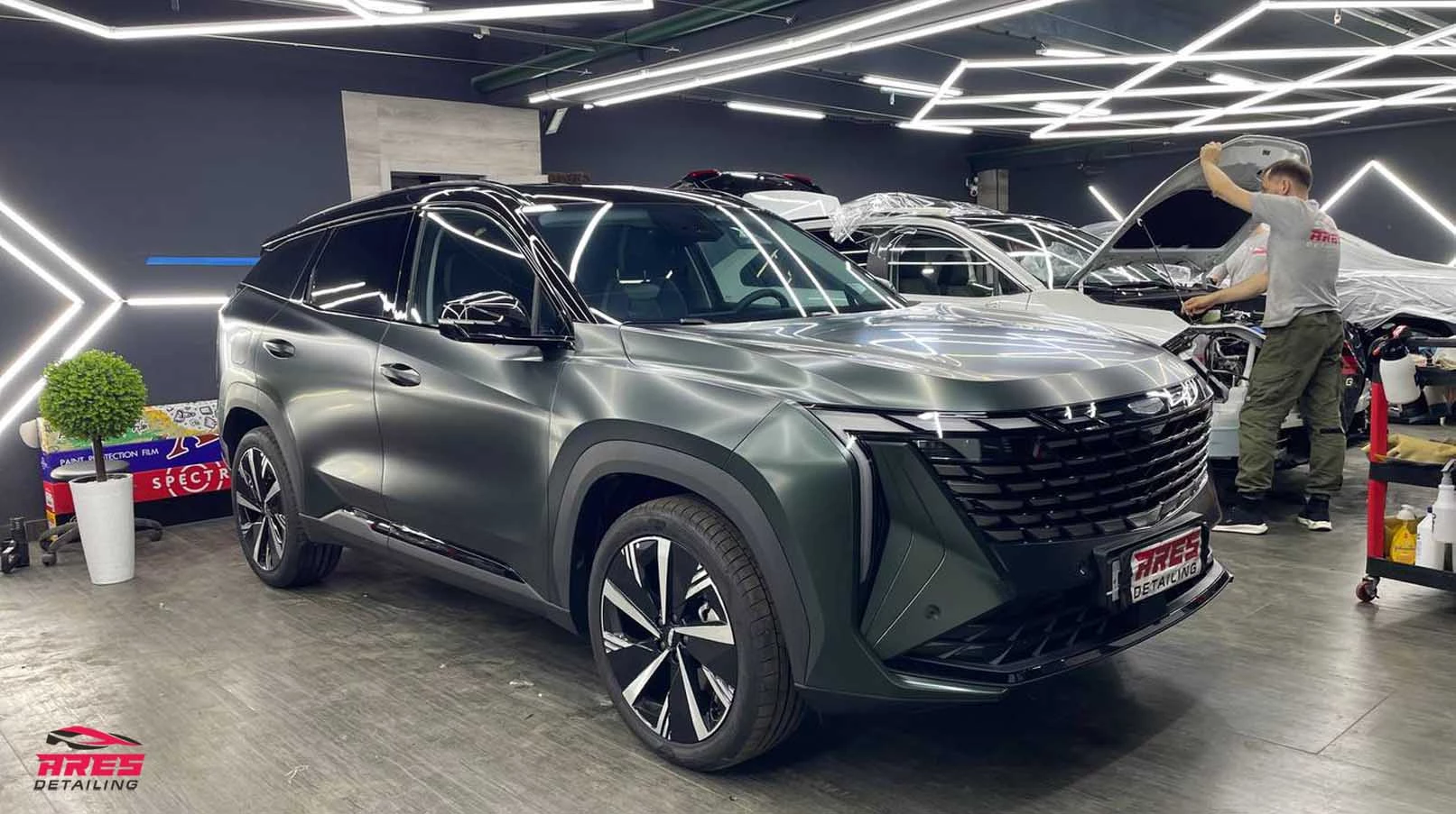 Оклейка кузова матовым полиуретаном Geely Atlas - изобр. 12