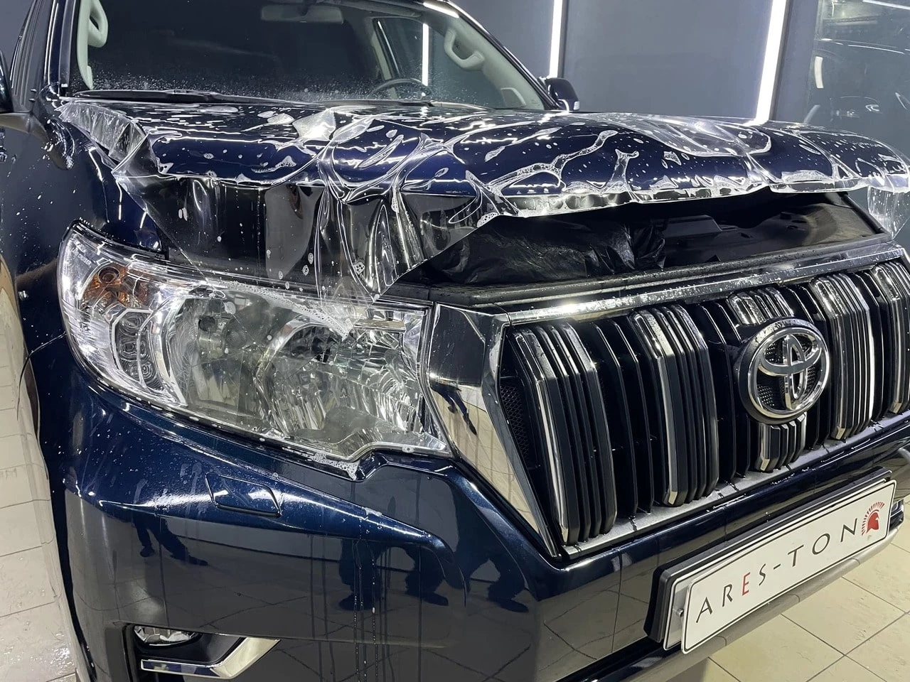 Оклейка полиуретановой плёнкой передней части Toyota Land Cruiser Prado 2022