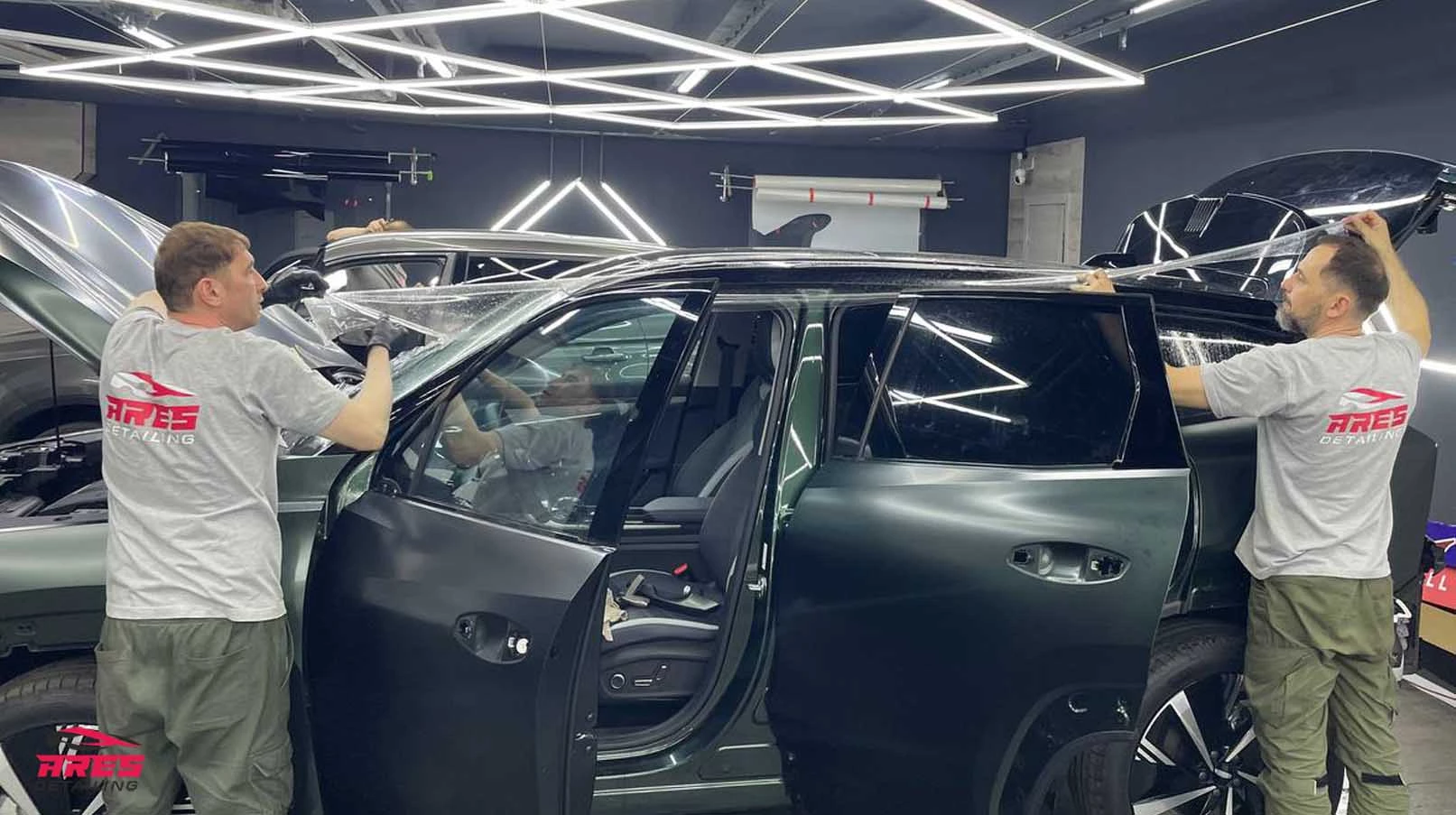 Оклейка кузова матовым полиуретаном Geely Atlas