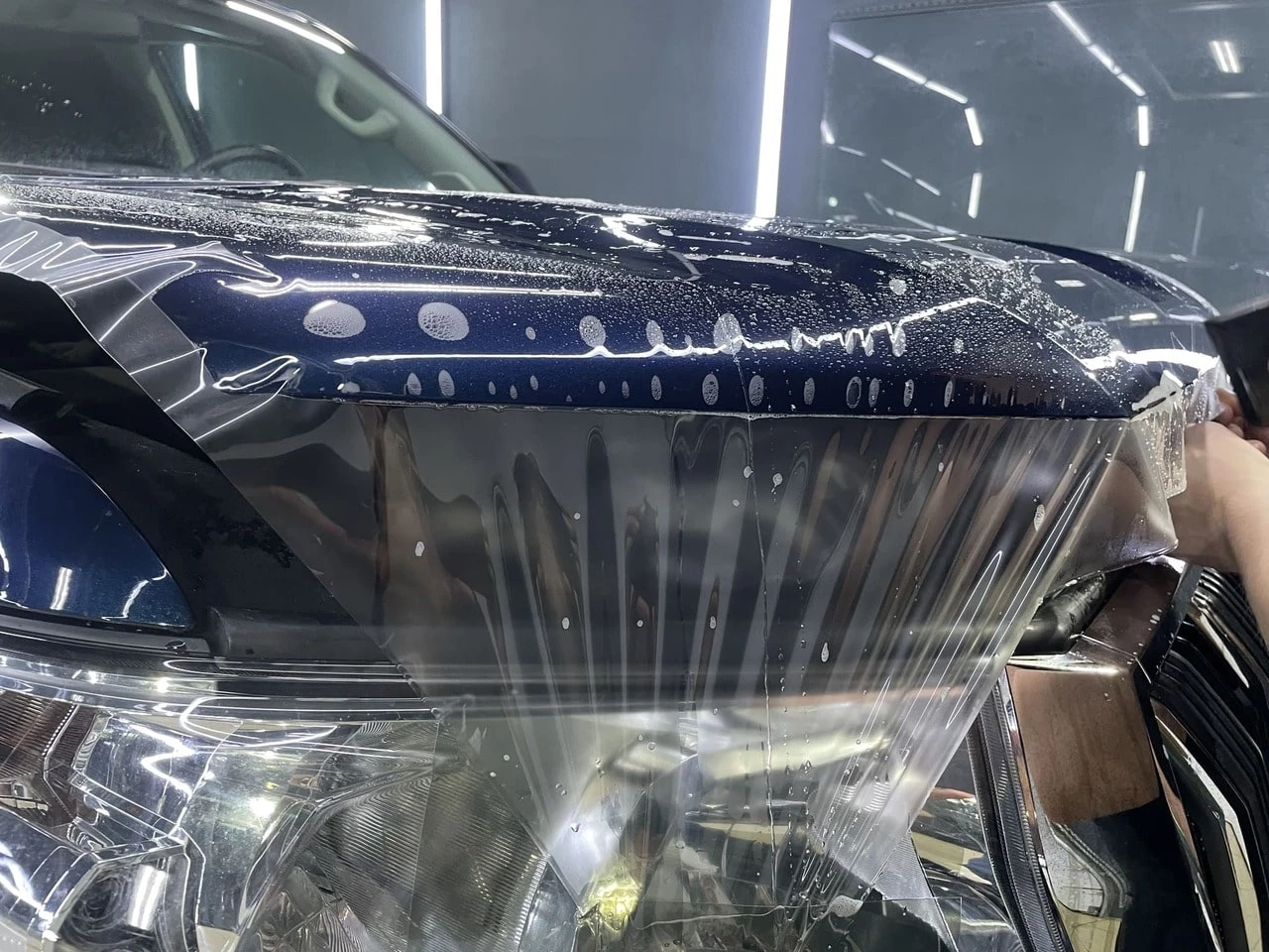 Оклейка полиуретановой плёнкой передней части Toyota Land Cruiser Prado 2022