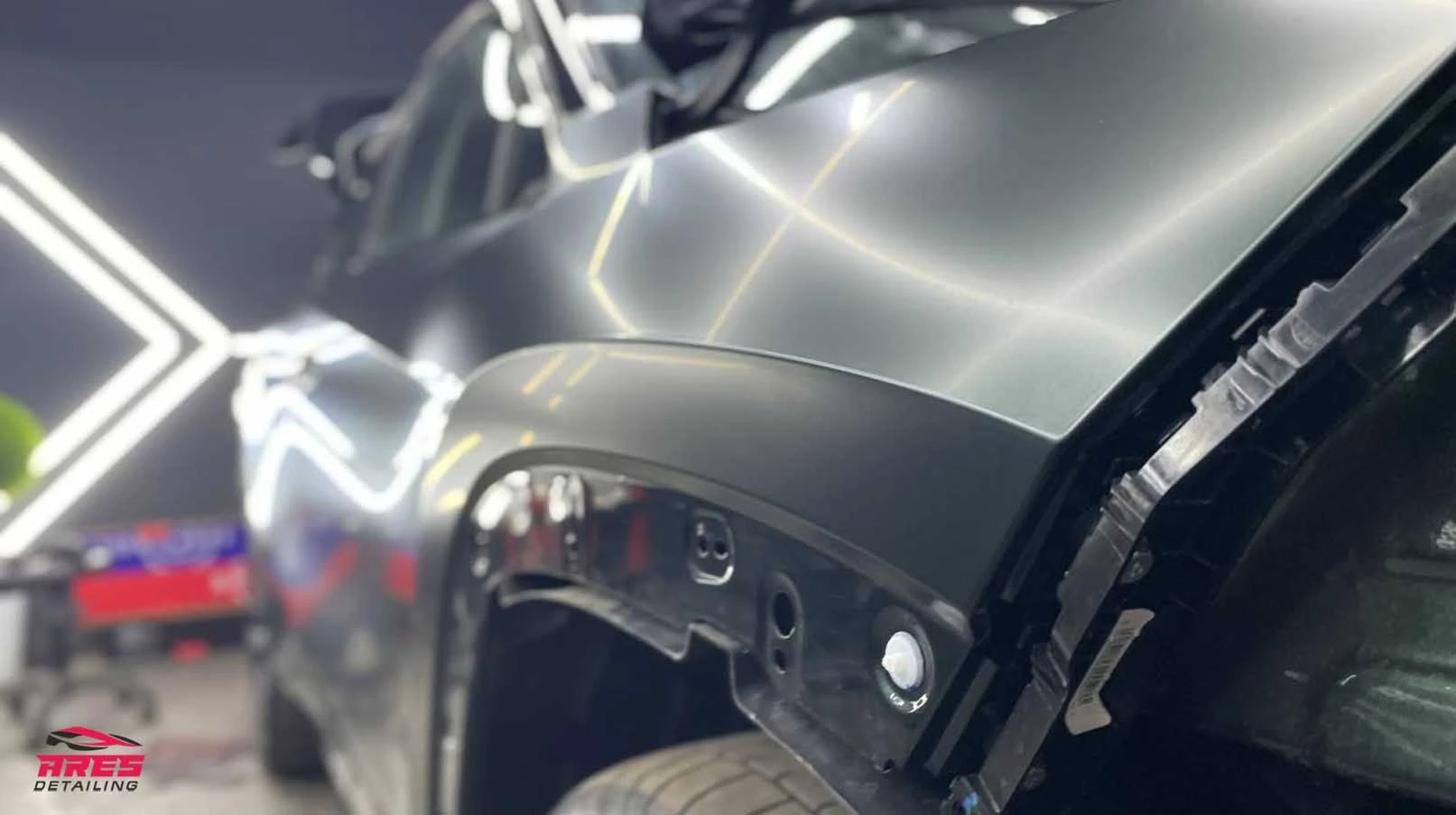 Оклейка кузова матовым полиуретаном Geely Atlas