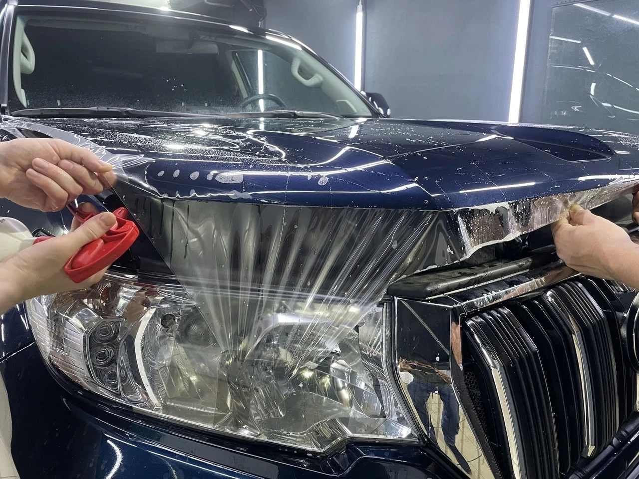 Оклейка полиуретановой плёнкой передней части Toyota Land Cruiser Prado 2022