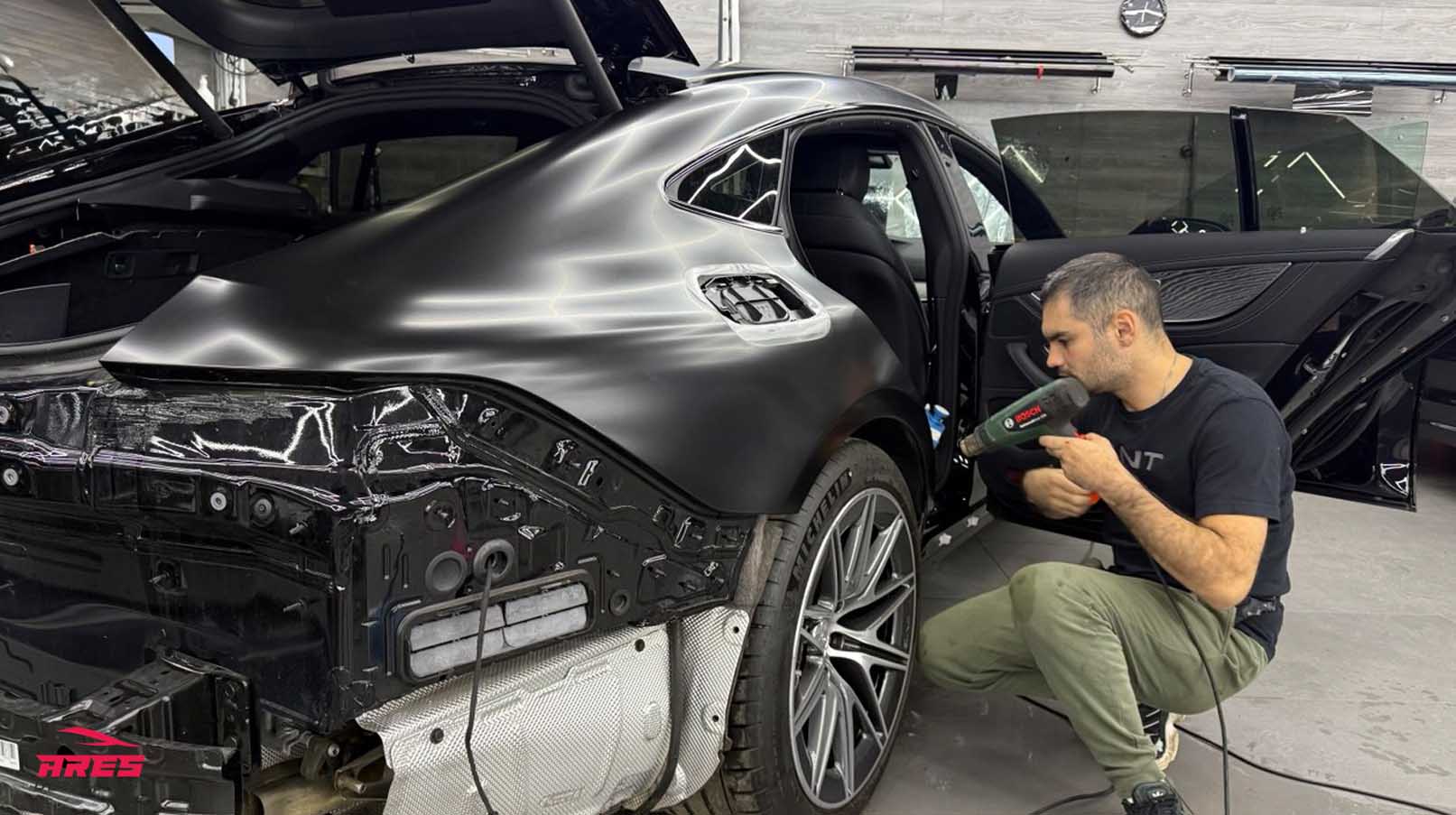 Оклейка матовым полиуретаном автомобиля Mercedes AMG