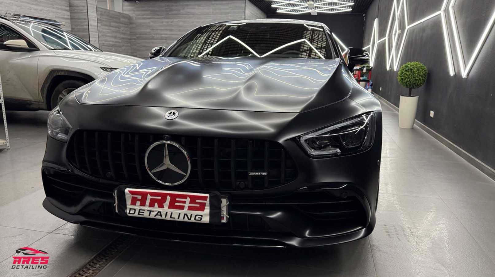 Оклейка матовым полиуретаном автомобиля Mercedes AMG