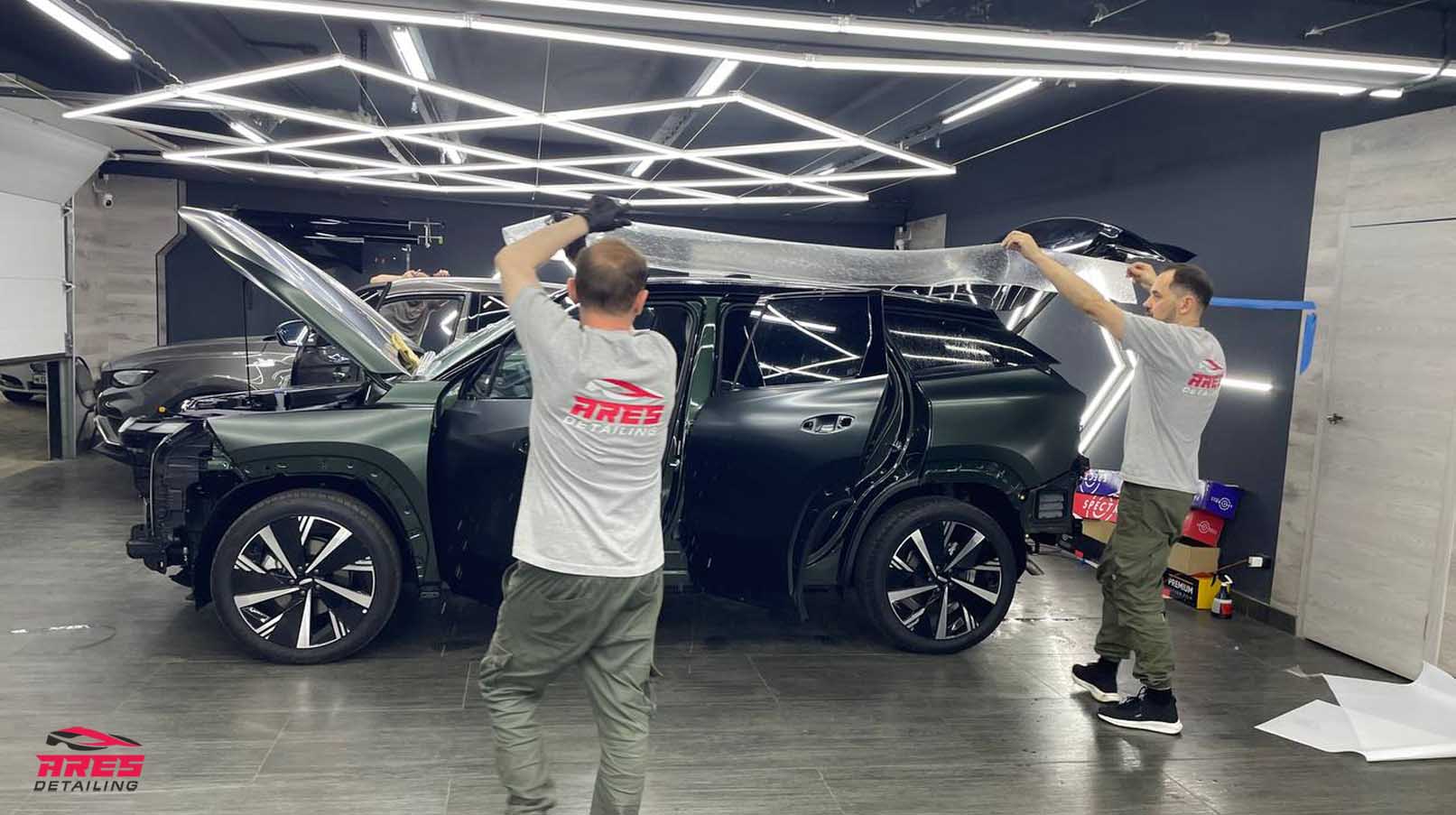 Оклейка кузова матовым полиуретаном Geely Atlas