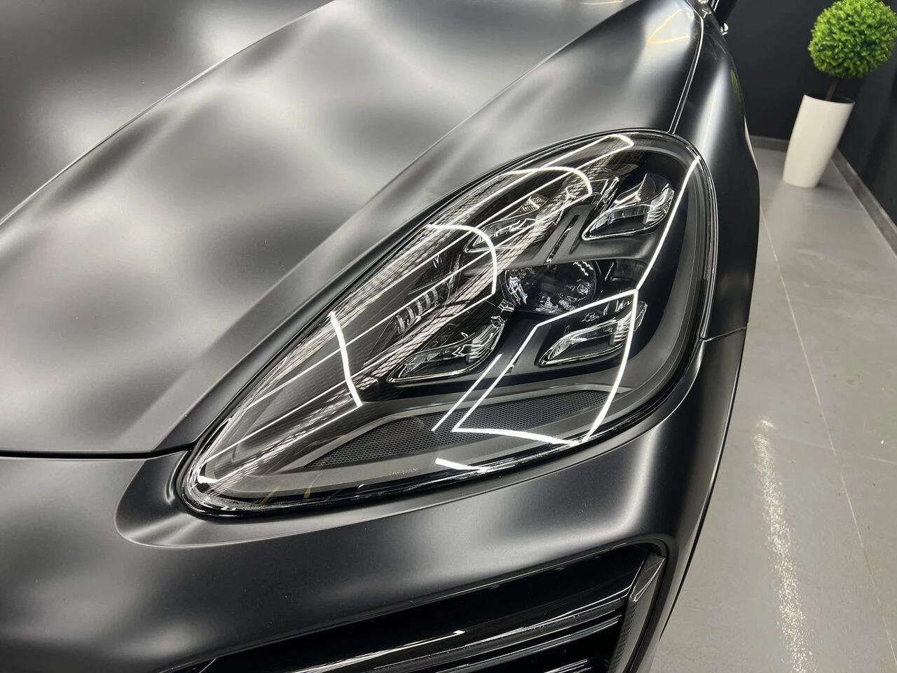 Оклейка черной матовой пленкой Porsche Cayenne