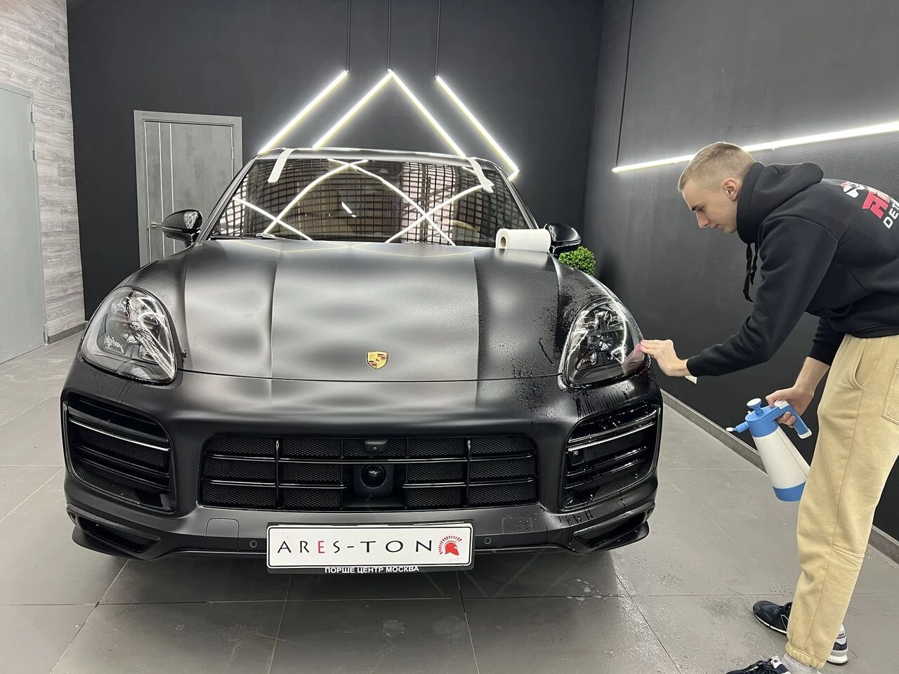 Оклейка черной матовой пленкой Porsche Cayenne